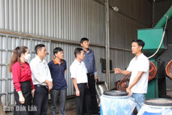 Cùng nông dân thi đua sản xuất kinh doanh giỏi