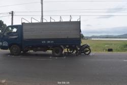 Thiếu nữ đi xe gắn máy tông vào đuôi xe tải đã tử vong