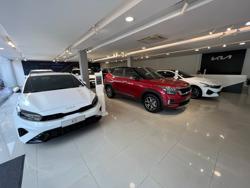 Hết được ưu đãi lệ phí trước bạ, các hãng ô tô khuyến mãi "khủng"