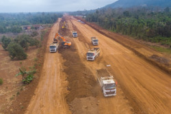 Nhộn nhịp công trường cao tốc ngày đầu Xuân