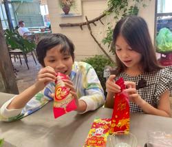 Dạy con cách tiêu tiền lì xì