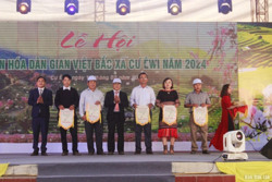 Rộn ràng lễ hội Văn hóa dân gian Việt Bắc ở Cư Êwi