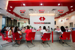 Viet A Bank, Techcombank đồng loạt báo giảm lãi suất