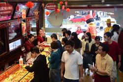 Sôi động mua vàng lấy 'hên'