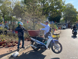 Nở rộ dịch vụ "ăn theo" chợ hoa xuân