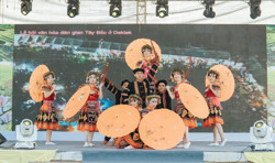 Nô nức Lễ hội văn hóa dân gian Việt Bắc ở Cư Êwi