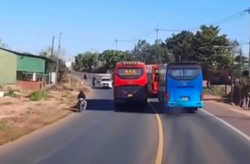 Phạt 5 triệu đồng và tước bằng lái xe 2 tháng vì vượt không đúng quy định