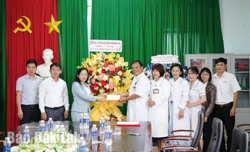 Đoàn Đại biểu Quốc hội tỉnh thăm và chúc mừng Ngày Thầy thuốc Việt Nam các cơ sở y tế 