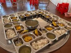 Xôn xao suất ăn "giảm cân" của học sinh tiểu học