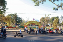 Người dân hào hứng “check in” với linh vật rồng tại Hoa viên Buôn Ma Thuột