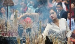 Tránh khói nhang càng xa càng tốt!