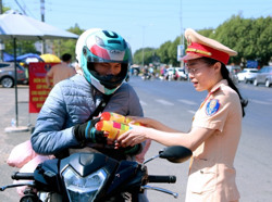 Cảnh sát giao thông TP. Buôn Ma Thuột hỗ trợ người dân về quê đón Tết