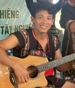 Chàng trai 9X với niềm đam mê nhạc Lào