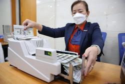 Giá USD "chợ đen" giảm nhưng vẫn cao