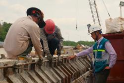 Lao động nặng nhọc, độc hại mong giảm tuổi hưu