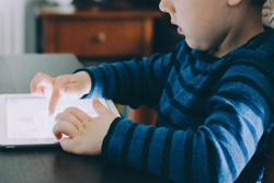 Nguy cơ thoái hóa khớp ở trẻ nhỏ sử dụng điện thoại quá nhiều