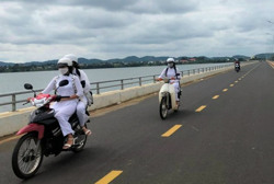 Trẻ từ 16 đến dưới 18 tuổi điều khiển xe máy có dung tích xi lanh dưới 50cc: Có cần chứng chỉ?