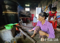 Cụ bà gần 70 tuổi nuôi hai cháu nội mồ côi mẹ