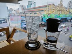 Vì sao người Việt vẫn “đi cà phê” mỗi ngày bất chấp kinh tế khó khăn?