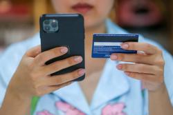 "Chóng mặt" với lãi, phí thẻ