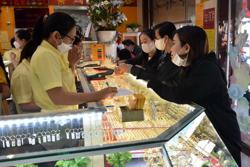 Giá vàng SJC vẫn tăng chóng mặt sau tin bỏ độc quyền