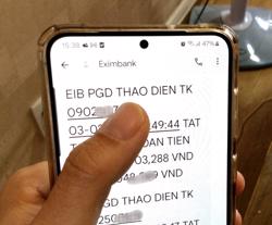 Thấy gì từ động thái tăng phí SMS Banking của các ngân hàng?