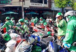 Cử nhân cất bằng làm công nhân, chạy xe ôm công nghệ