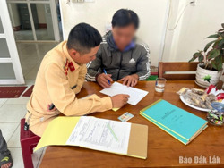 Phạt 5 triệu đồng, tước GPLX hai tháng đối với tài xế xe khách vượt đèn đỏ