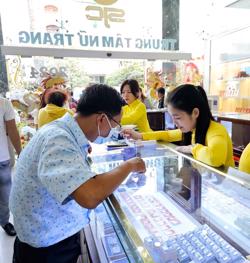 Để tiền nhàn rỗi không chảy vào vàng