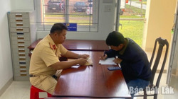 Xử phạt 5 triệu đồng và tước Giấy phép lái xe 2 tháng đối với tài xế “Xe tập lái” vượt ẩu