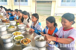 Mô hình “Nuôi em bán trú”: Thêm bữa ăn đủ đầy cho học sinh nghèo