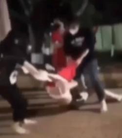 Nữ sinh tham gia đánh hội đồng, nhiều lần cố lột áo nạn nhân