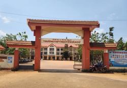 Hiệu trưởng "sẽ rút kinh nghiệm" trong vụ buộc thôi học 2 học sinh!