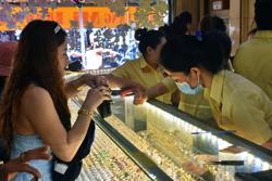 Giá vàng hôm nay, 13-4: Bất ngờ lao xuống