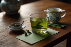 Kết quả bất ngờ khi uống trà xanh lúc làm việc