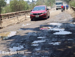 Chằng chịt "ổ gà, ổ voi" đường vào Khu công nghiệp Hòa Phú