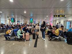 Giá vé máy bay cao, thông tin bất ngờ về lượng khách qua sân bay Tân Sơn Nhất