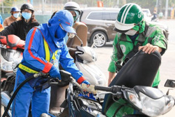 Có nên để doanh nghiệp quyết định giá xăng dầu?