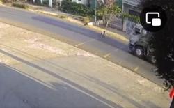 Người đàn ông nghi lao đầu vào xe tải tự tử