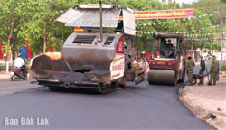 Huyện Lắk: 9 tỷ đồng thực hiện Dự án thảm nhựa các tuyến đường giao thông