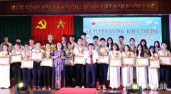 Khen thưởng học sinh và giáo viên đạt thành tích xuất sắc trong các kỳ thi quốc gia, khu vực