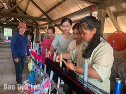 Dạy nghề để bảo tồn nghề dệt thổ cẩm truyền thống