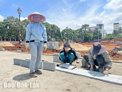 Vất vả mưu sinh mùa nắng nóng