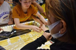 Giá vàng hôm nay, 24-5: Tiếp tục giảm mạnh