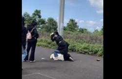 Nữ sinh lớp 7 bị nhóm bạn học đánh bầm dập