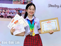 Nữ sinh dân tộc Tày vượt khó, hiếu học