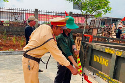 Đắk Lắk: Công an huyện Krông Búk dán decal phản quang cho 3.580 xe máy cày