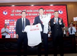 Tuyển Việt Nam "đổi mới theo từng chặng"