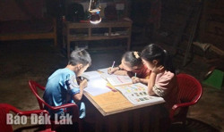 Người dân khổ sở vì không có điện lưới