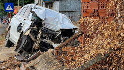 Ô tô con mất lái tông vào cổng nhà dân